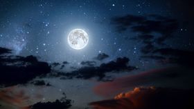 Fazele lunii aprilie 2025. Când avem Lună Plină și Luna Nouă?